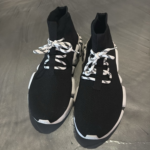 worn acouple times 
comes with authenticity card and backpack! - Picture 2 of 5